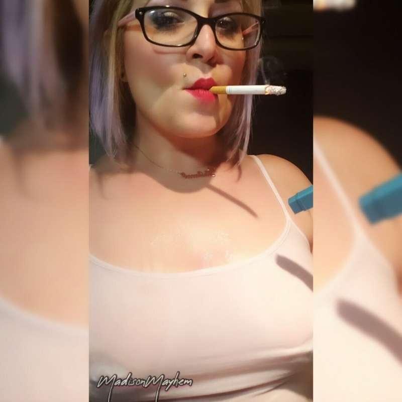 You watching me makes me wet 🚬💨😈🖤🎀🖤
