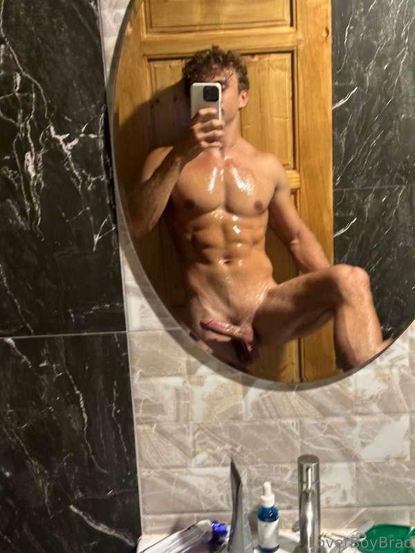 Wonder what I’m wet from 😉 Live tonight around 11 again, com..