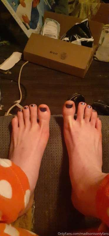 Clean and fresh out the shower come get your feet pics or yo..
