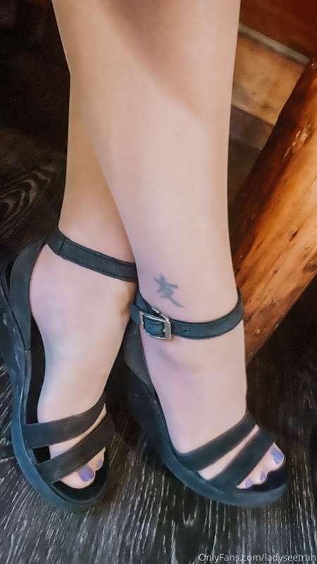 You're ready for our lunch date? I'm wearing tan tights and ..
