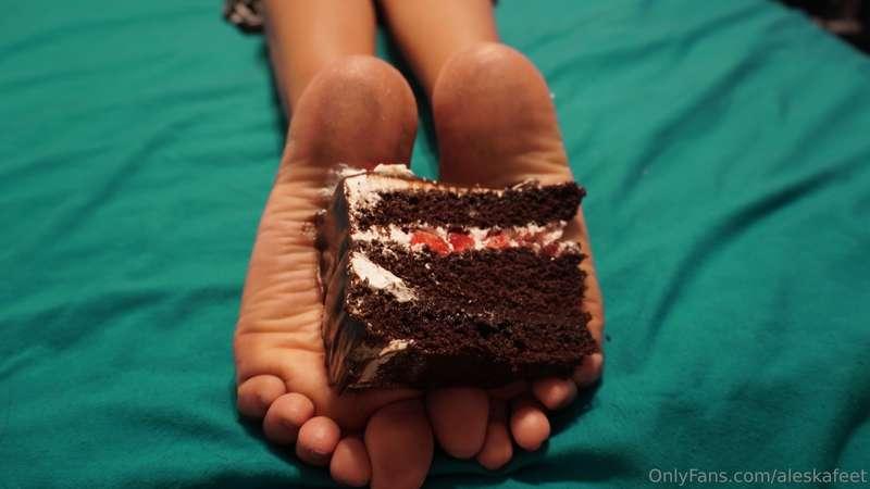 Are you hungry ? you can eat on my dirty soles loser 😈