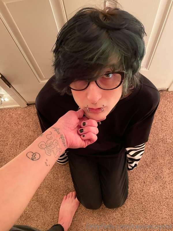 pur yr fingers in yr bro's mouth, no boy can resist this >:3..