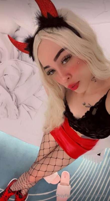This long-legged bitch wants to make you feel good with her ..