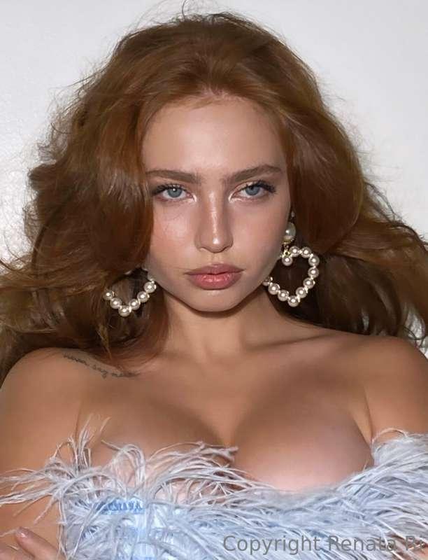 The eyes match the dress ;)
