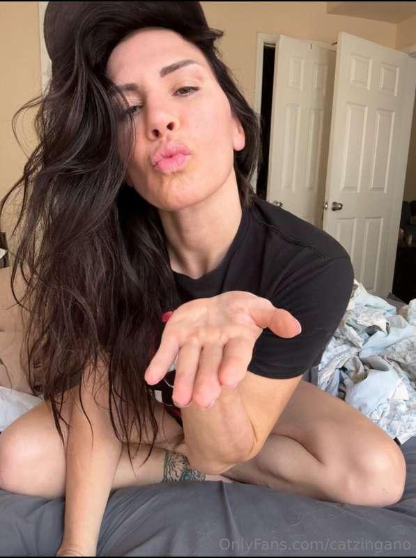 Swipe for foot Friday 😚 ➡️🦶🏼  Don’t be shy, tell me about yo..