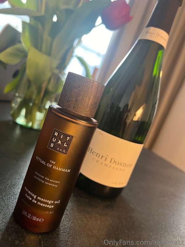 Väntar besök... 

Köpte champagne och massageolja. För säker..