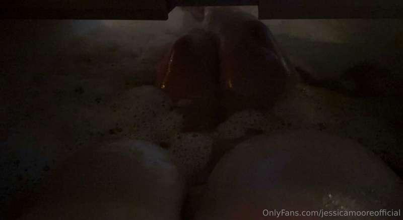 Splish splash, there’s a hoe in the bath. 😏