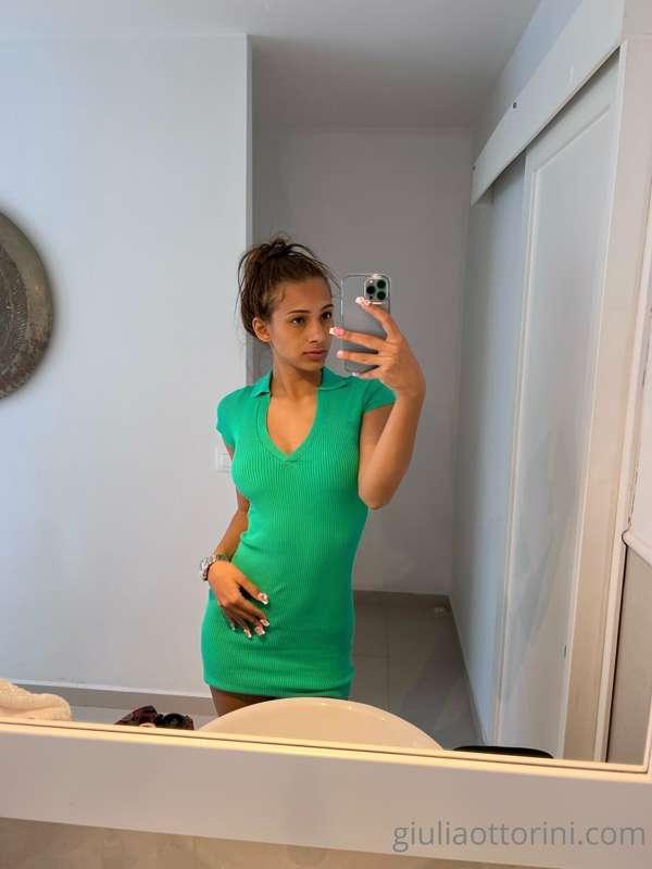 Scorri per vedere come mi sono alzata il vestitino 😜💚
