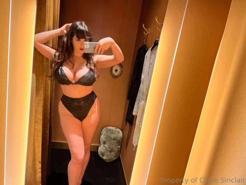 Going to a sexy store to buy some lingerie 🛍   Who wants to ..