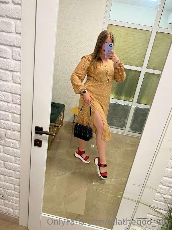 How do u like this dress on me? Or better nude for our date😉..