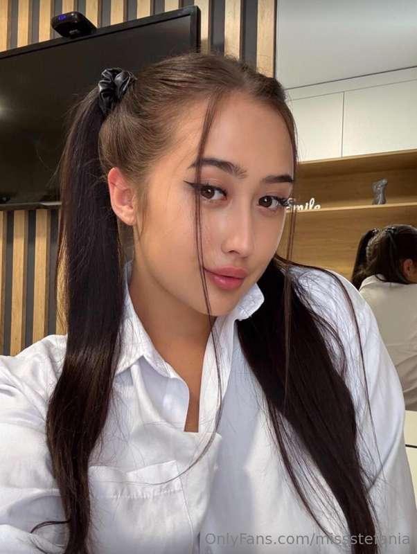 😻𝐒𝐇𝐄 𝐌𝐀𝐒𝐓𝐔𝐑𝐁𝐀𝐓𝐄𝐒 𝐖𝐈𝐓𝐇 𝐀 𝐏𝐈𝐋𝐋𝐎𝐖😻👄@azulaprincess👄💌𝐀𝐒𝐈𝐀𝐍 𝐆𝐈𝐑𝐋💌👄..