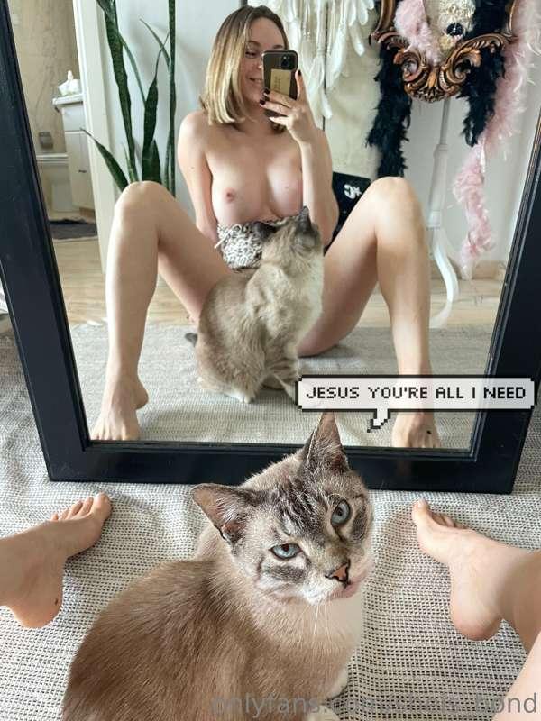😍 🥰 that kitty is so soft and warm... wanna touch it??