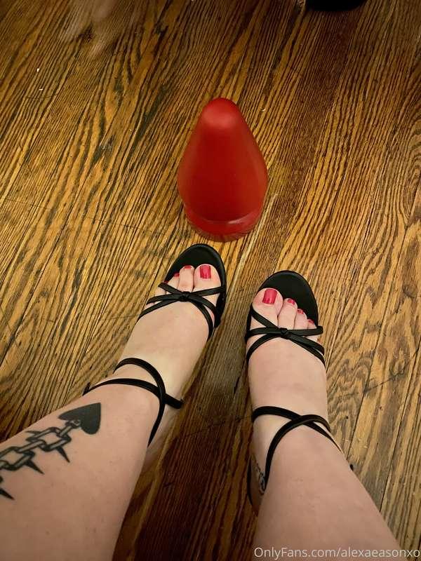 Giant butt plug or tiny silicone xxxmas tree?