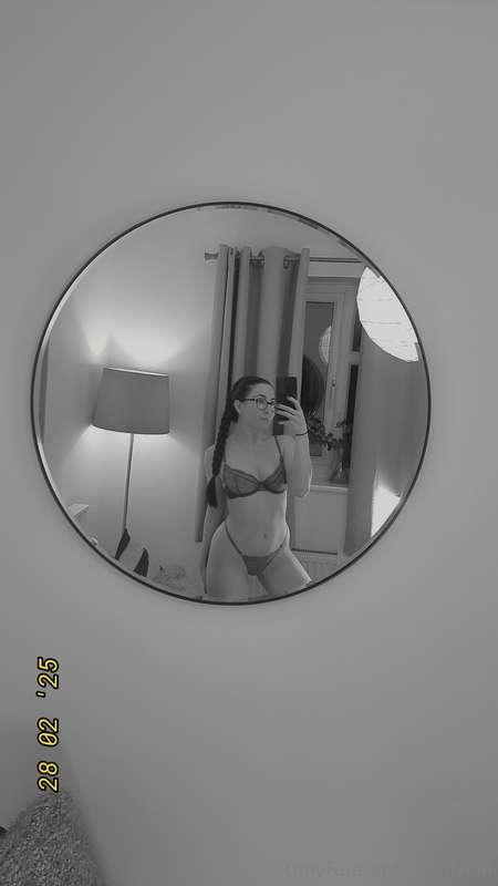 I'm live rn 🥰 https://allmylinks.com/emilyhill I'm on CB com..