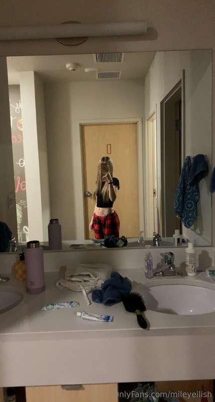 Tell me, what rhymes with long socks? 🧦🍆