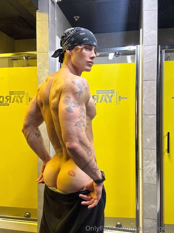 Locked in! 🎯Happy Hump Day!! 😋 How are your new years resolu..
