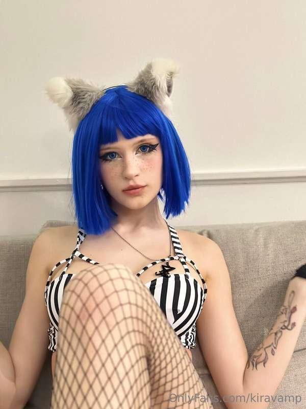 Do you like the blue hair? I think it look awesome 🤤