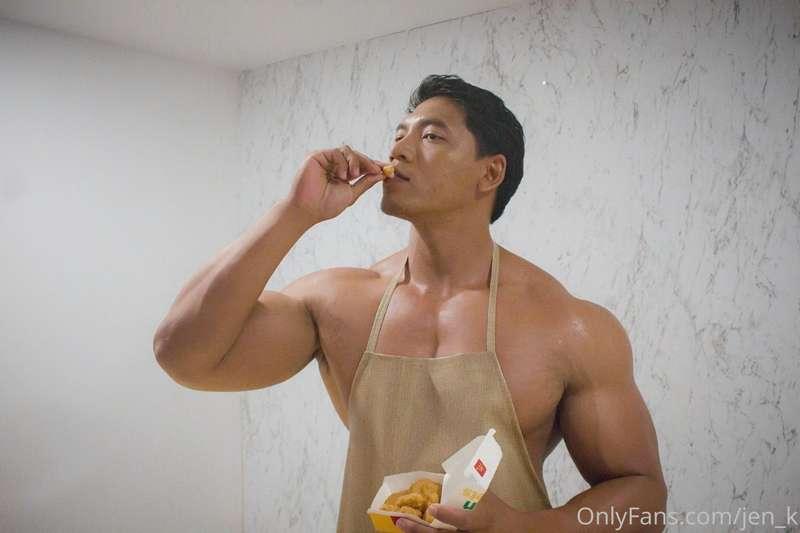 อาหารที่ผมชอบก็พวกฟาสฟู๊ดทั่วไป 
ให้ทายว่าผมชอบกินอะไรมากที่..