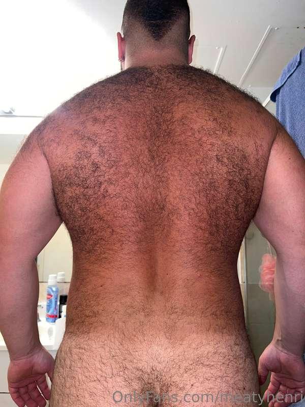 Wide and furry 🦍