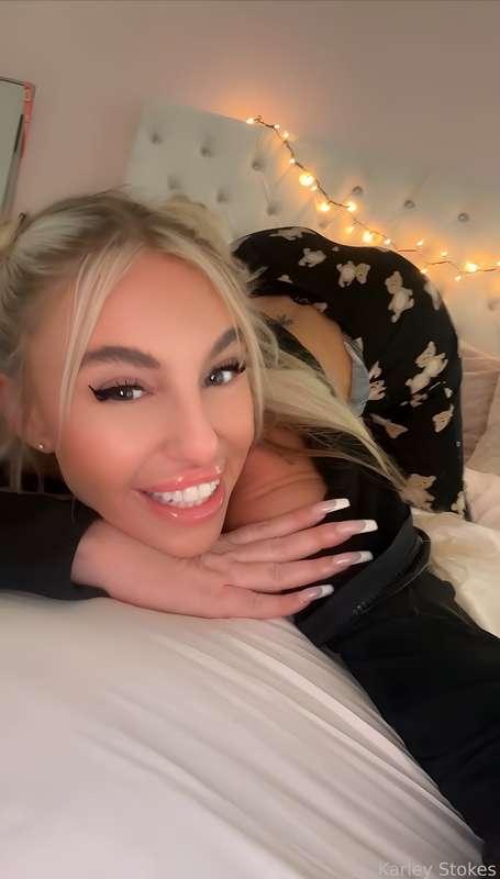 you up? send me a message right now... 🙊📲

