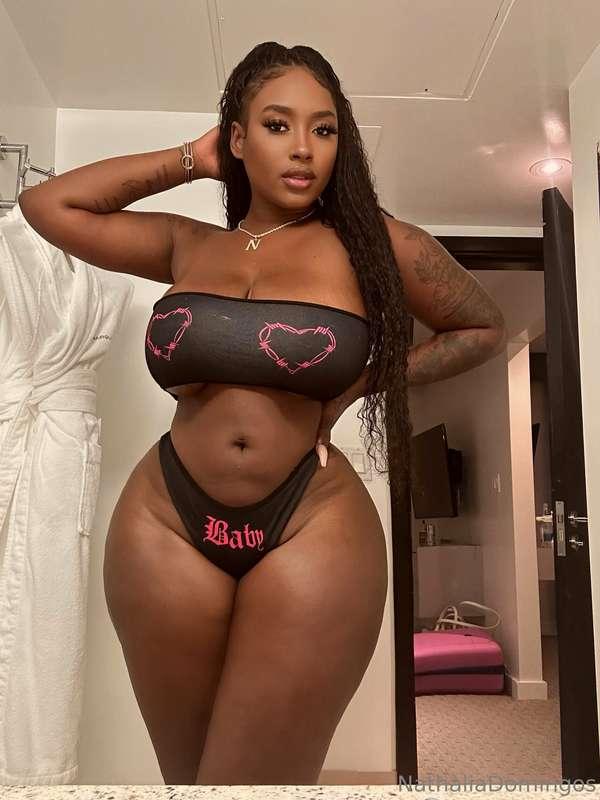 Flaunting my curves this morning 🍒