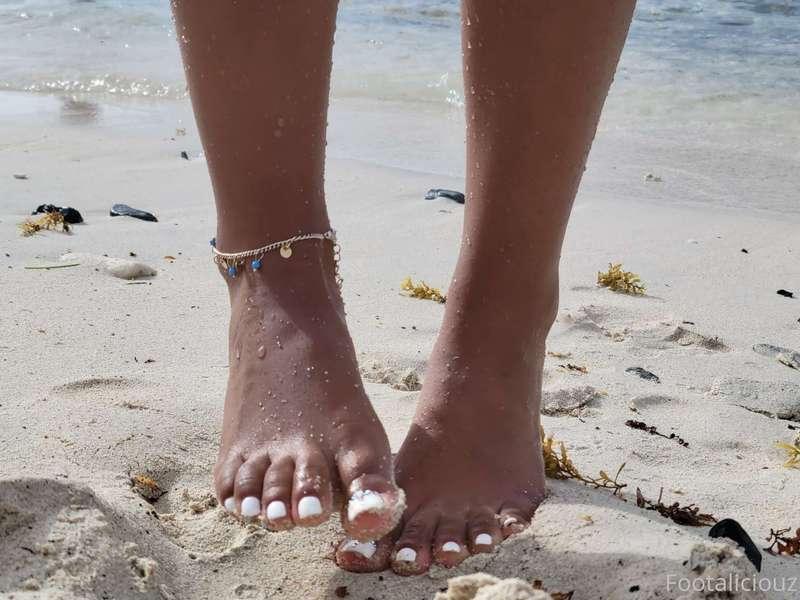 Who wants to suck on my sandy toes 😏