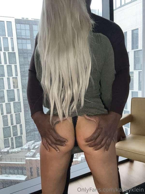 Happy Monday🍆🍆🍆 I woke up feeling extra naughty today💦🔥 Who ..