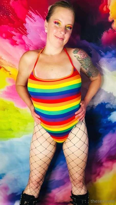 Sexy Sunday! Thought I would splash you with color and titti..