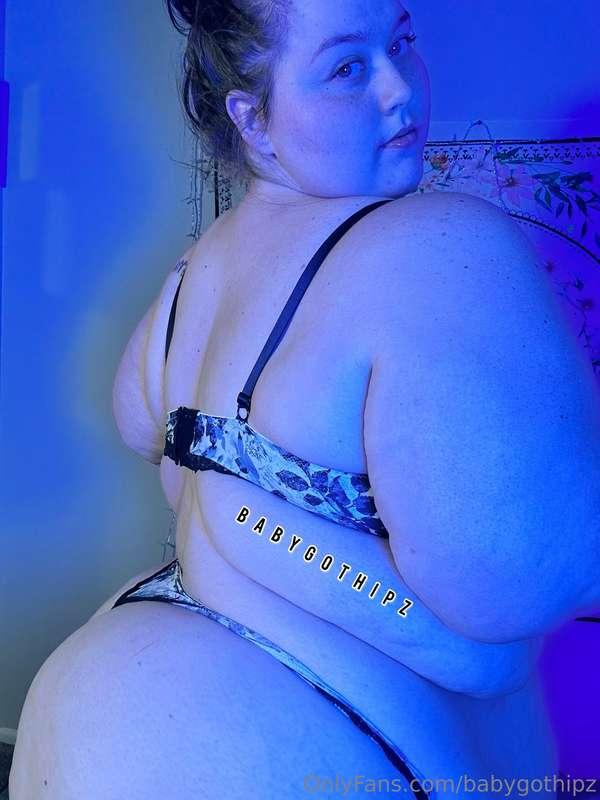 I need someone to come and suck on my big titties🍒
•
Sending..