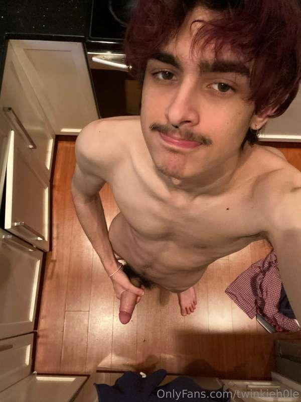 swipe if u wanna see me play with myself in the kitchen 👀