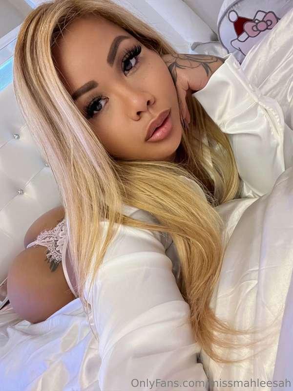 Waiting for you in bed🤍 like if you want to play with me 😇