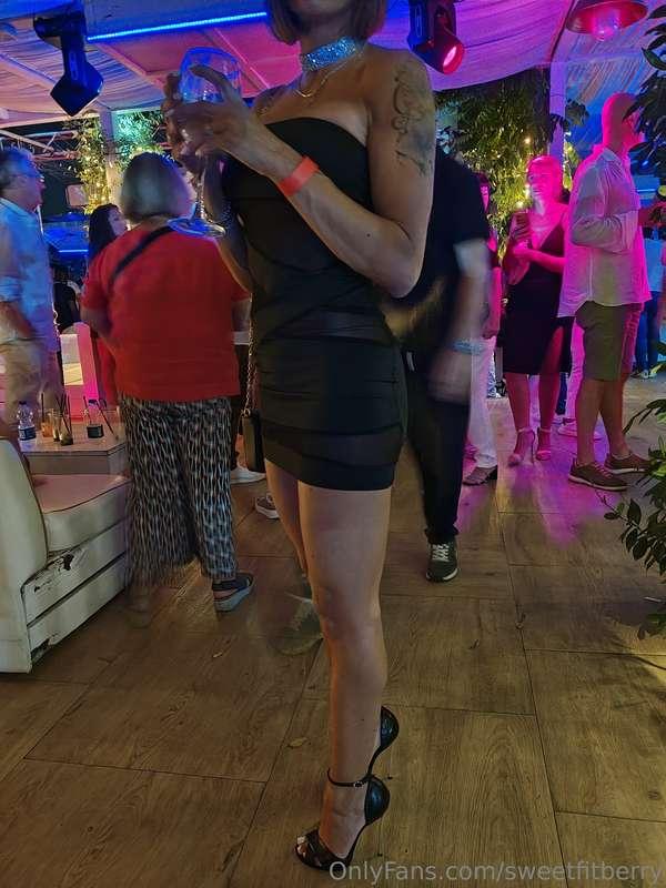 Stasera disco.. ti faccio vedere il mio vestitino.. ops.. qu..