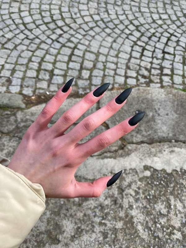 New claws!! ✨Do you like them? 🖤
Ill appreciate it if you fu..