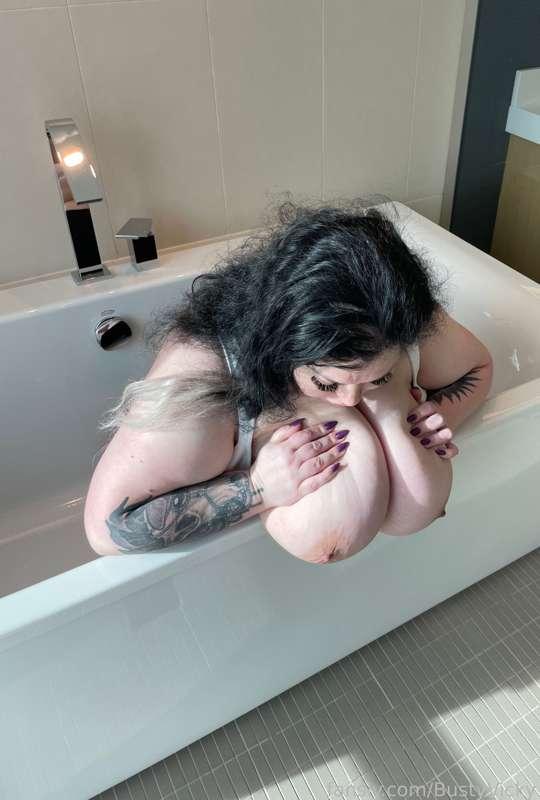 bustyvicky image #3