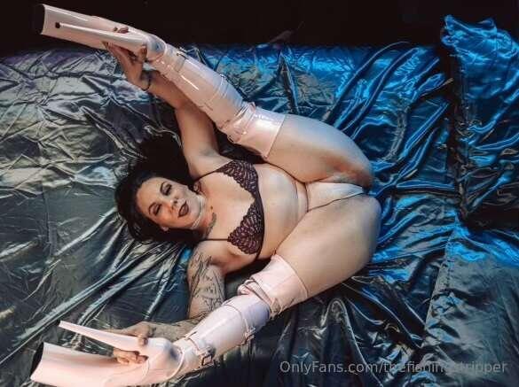 subscribe right now for a free nude 🙊👇🏼