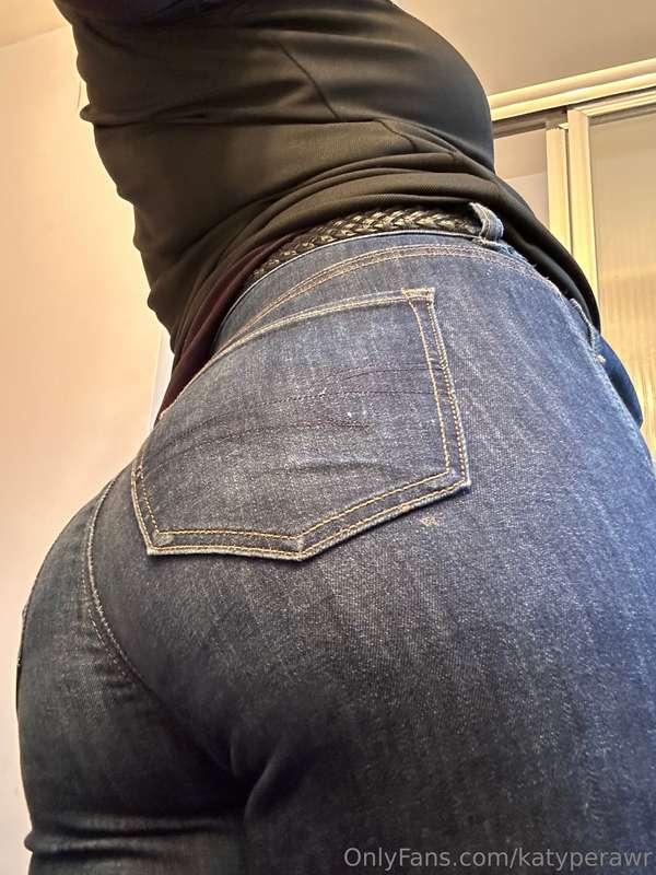 Why my ass stretch my jeans like that for 🫠