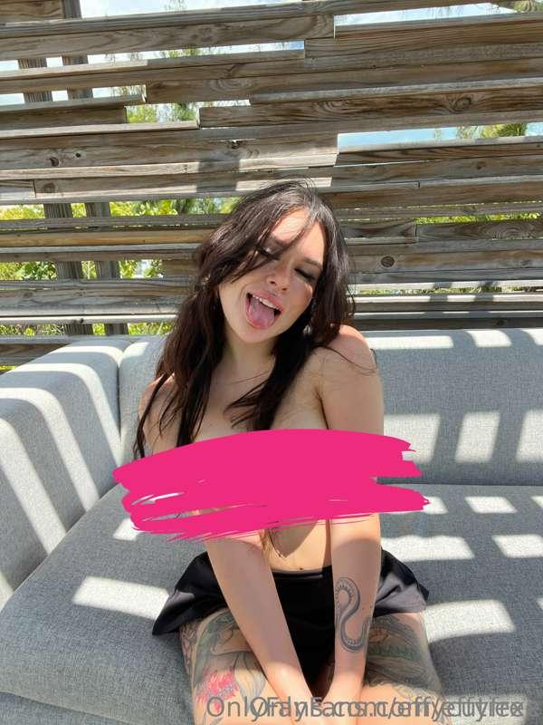 Tan lines are sexy but i kinda wanna be naked all the time o..