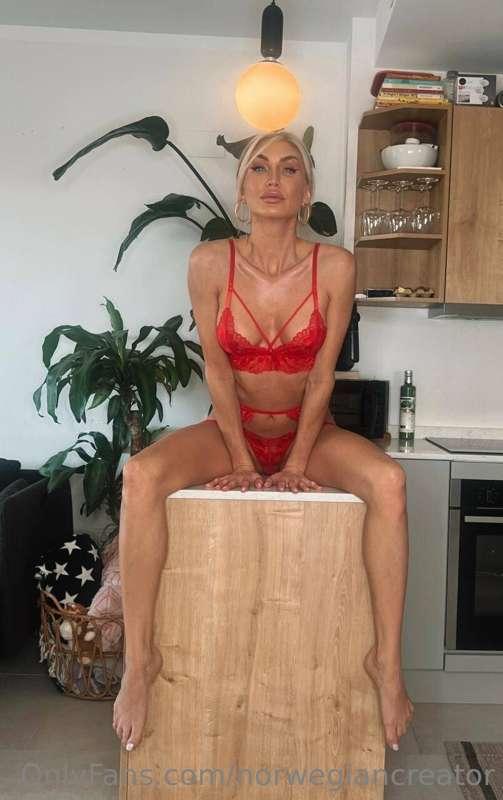 @nakednorwegian er ei leken dame som elsker å leke seg i sen..