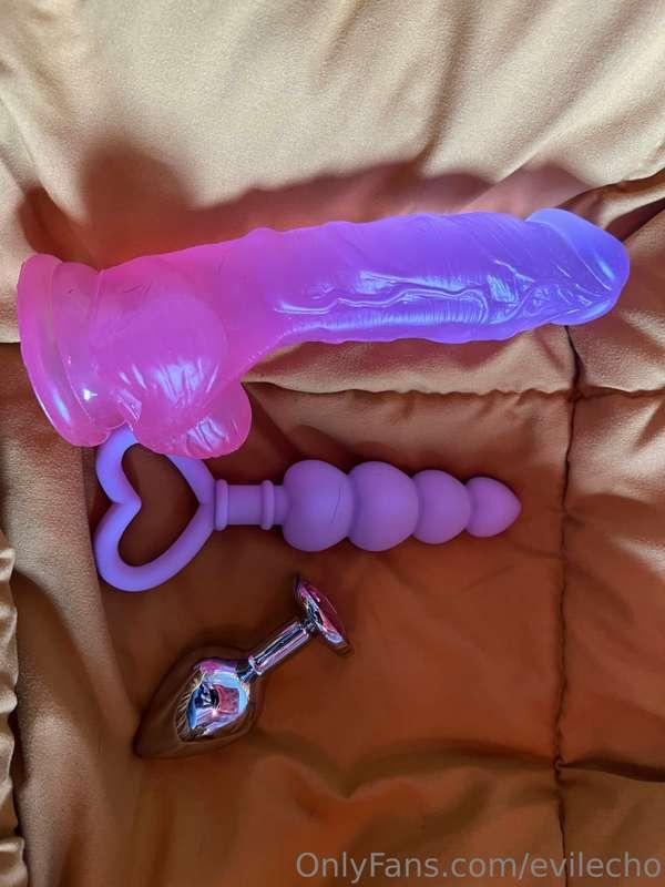 Some new toys I got for Valentine’s Day xxx who wants to see..