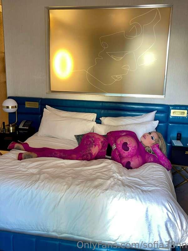 Who wants to lay with me and cuddle 😍🤍🍆❤️‍🔥💦💖