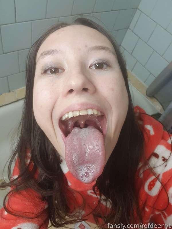 Fall into my mouth a gummy bear

#fyp
#rofdeenyt #sexy #fetish
#girl #girlfriend
#tongue #longtongue #bigtongue #tonguefetish 
#wettongue  #widetongue
#spit #spits #sloppy #drool #saliva
#throat #deepthroat
#uvula
#mouth