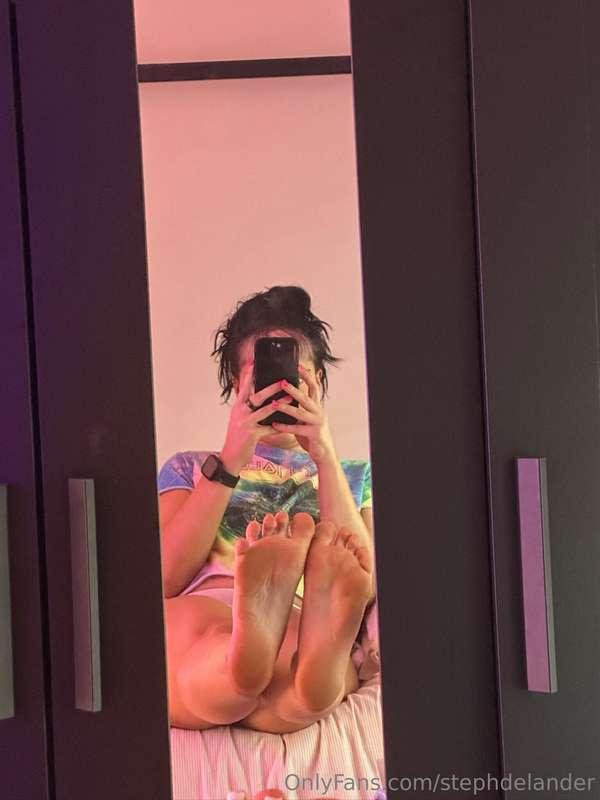 new feet content in your inboxes today - LMK if you wanna ge..