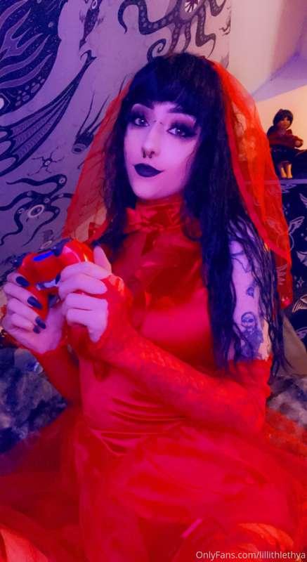 💦❤️ Lydia Deetz needs help taking the dress off ❤️💦