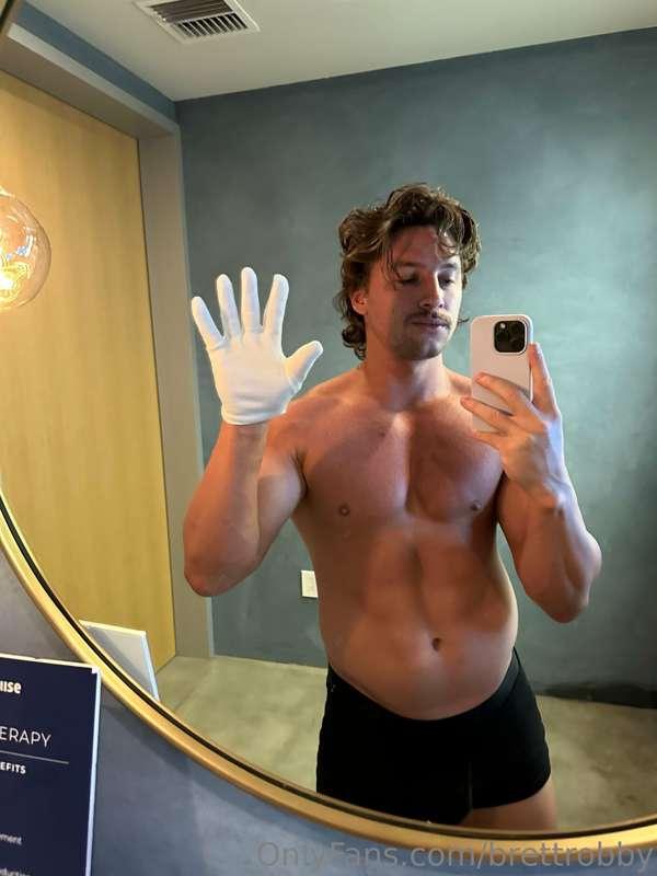 Help me rub tanner on my body? 😝