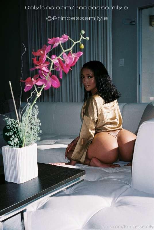 Good Morning from your favorite Princess 👑 •How are y’all do..
