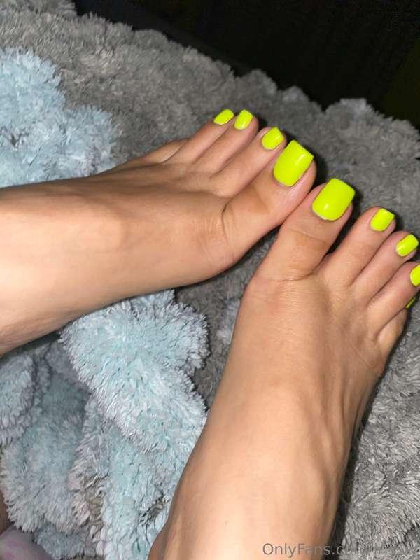 I love this neon yellow 😍