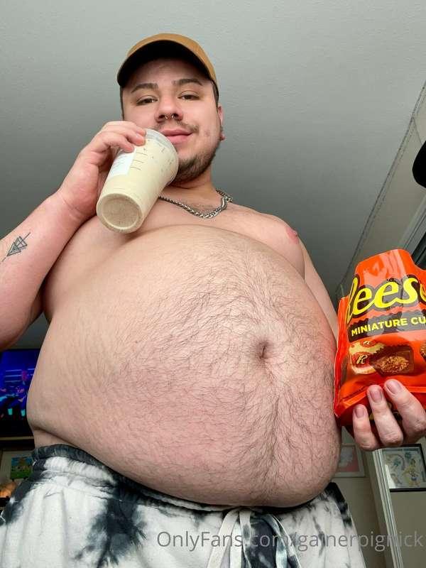 Love filling myself up with any snacks I can get my fat hand..