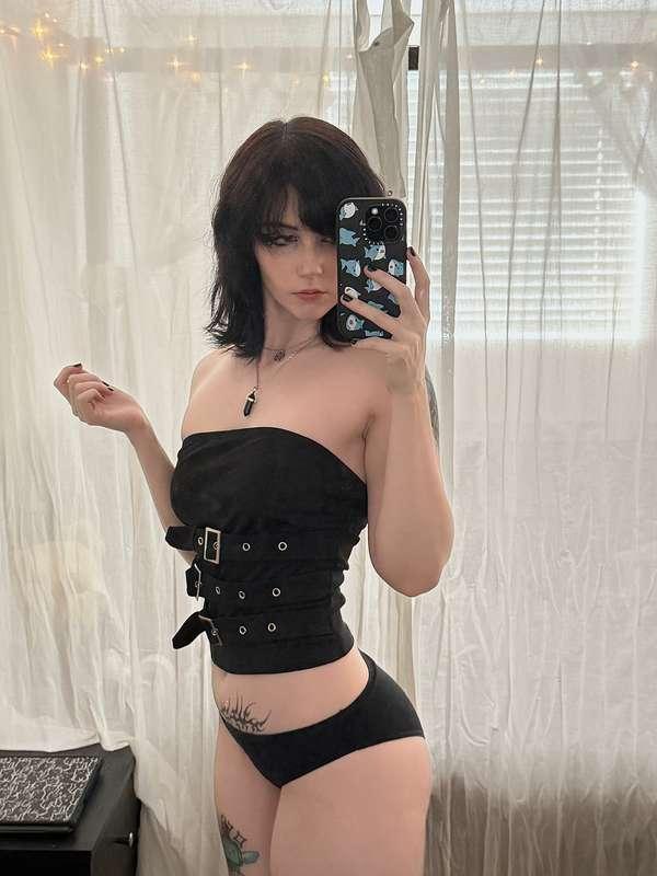 new hair looks hot and so do my tits :)