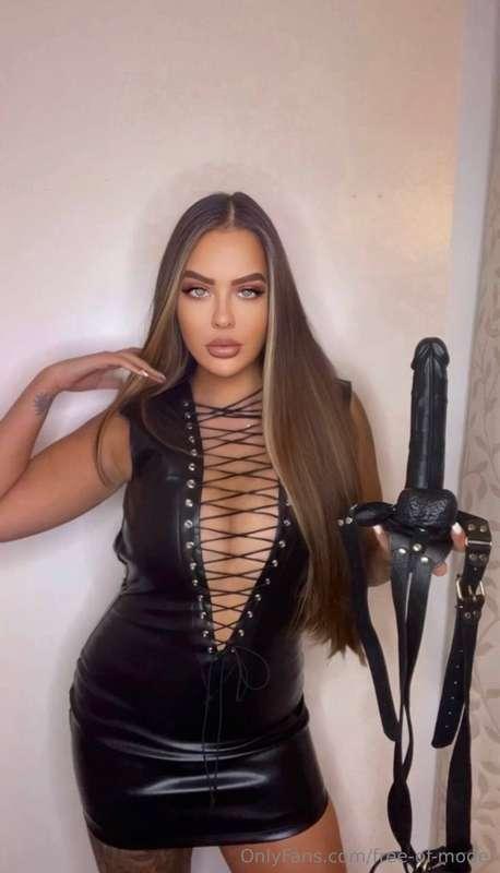 FEMDOM QUEEN 👸 Goddess mean bitch 😵‍💫 CRAWL MY WAY ➡️www.onl..