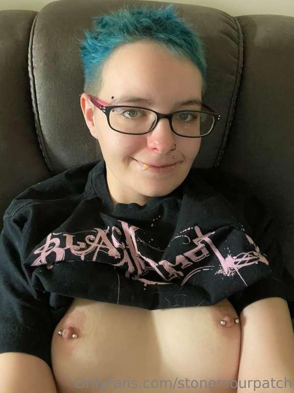 I’m still not feeling good but heres a titty pic (ignore my ..